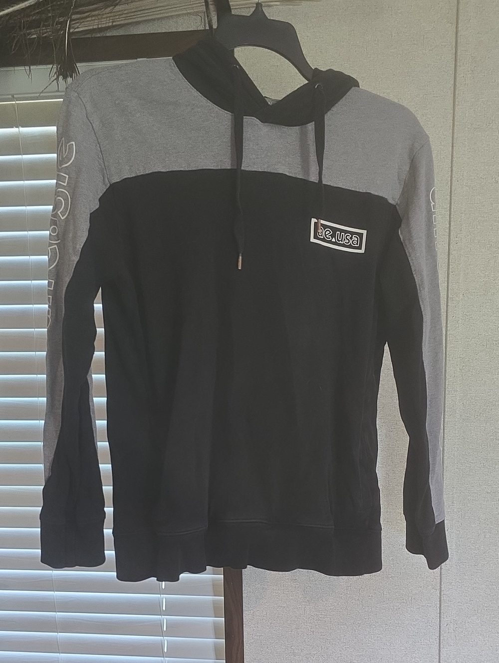 American Eagle Outfitters Black and Gray Crewneck Hoodie